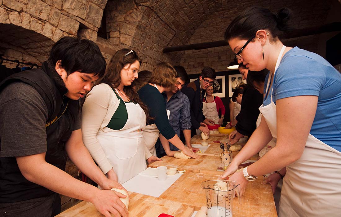 foto-direfaregustare-laboratorio-pasta-per-stranieri-in-puglia